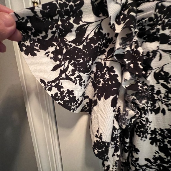 NWT- Stella & Ginger short puffy sleeves,  round neck in size 1X. - Picture 3 of 4